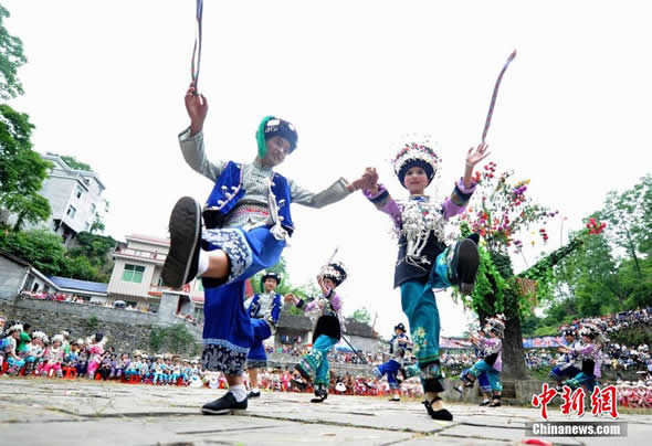 新澳门免费资料大全在线查看,还详细介绍了当地的传统节日、美食文化以及现代发展