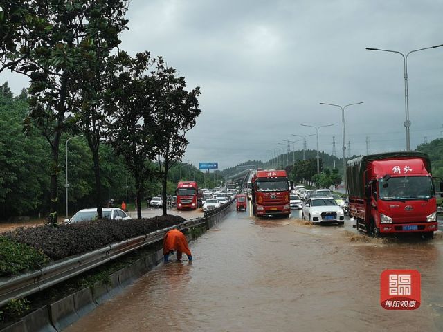 四川绵阳暴雨引发城市挑战，全力应对保障民生